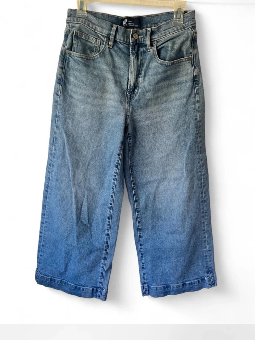 GAP high rise wide leg crop jeans in a perfect lived-in light wash Size 6/28S